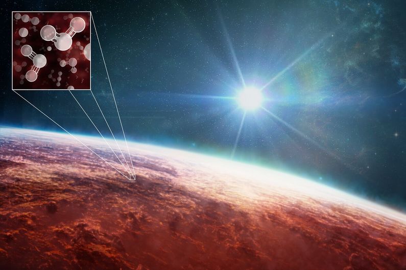De nouvelles observations de WASP-39 b avec le télescope «James-Webb» ont fourni une image plus claire de l'exoplanète, montrant la présence de sodium, de potassium, d’eau, de dioxyde de carbone, de monoxyde de carbone et de dioxyde de soufre dans son atmosphère. Cette illustration d'artiste montre également des taches de nuages dispersées sur la planète.