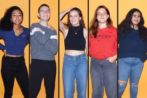 De gauche à droite: Sarah Hassanaly, Alexis Audet, Amélie Hotte, Anouk Élias-Pinsonnault et Mariam Afifi interprètent le texte de Camille Santerre-Baillargeon.