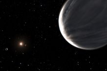 Représentation artistique du système planétaire de l'étoile Kepler-138. On voit Kepler-138 d au premier plan et plus proche de l'étoile Kepler-138 c. Ce sont ces deux planètes qui sont sans doute composées principalement d'eau. La petite planète Kepler-138 b est vue transitant devant l'étoile. Une quatrième planète, Kepler-138 e, est plus éloignée et n'est pas visible sur l'image.