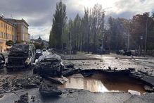 Le cratère laissé par un missile tombé devant l’Université nationale Taras-Chevtchenko de Kiev le 10 octobre.