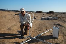 James King recueille des échantillons de sédiments en Namibie.