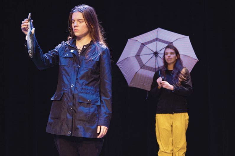 Augustine Poirier et Laura Fortin, interprètes de la pièce de théâtre «Quand la pluie s’arrêtera», d’Andrew Bovell.