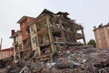 Les séismes successifs survenus en Turquie le 6 février ont officiellement fait plus de 35 000 victimes dans les 10 villes touchées par la catastrophe. En incluant la Syrie, qui a également été frappée, le bilan dépasse les 40 000 morts.