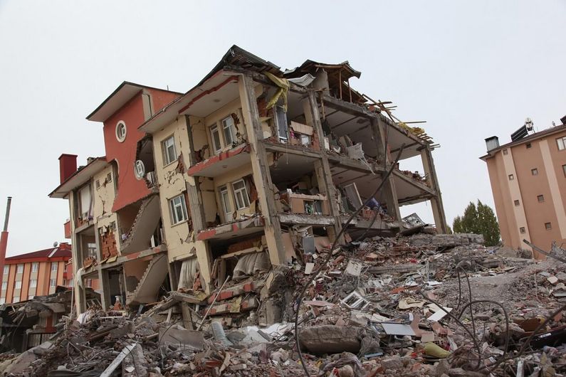 Les séismes successifs survenus en Turquie le 6 février ont officiellement fait plus de 35 000 victimes dans les 10 villes touchées par la catastrophe. En incluant la Syrie, qui a également été frappée, le bilan dépasse les 40 000 morts.