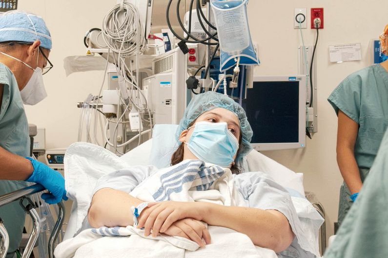 La jeune patiente tétraplégique des Drs Tremblay et Boghossian, Jeanne Carrière, en attente de la chirurgie qui lui a permis de retrouver l'usage de ses bras et de ses mains.