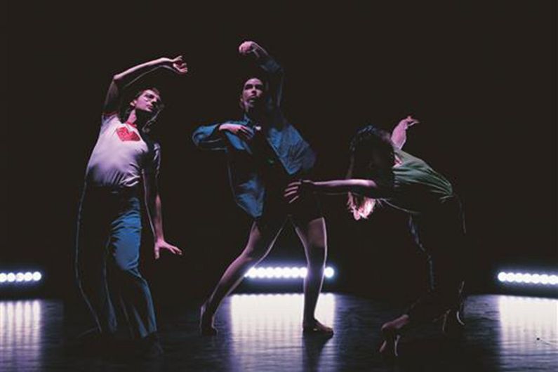 Vincent Billé, Émily Valois et Sara-Maude Leclerc, interprètes de la troupe Danse Université de Montréal
