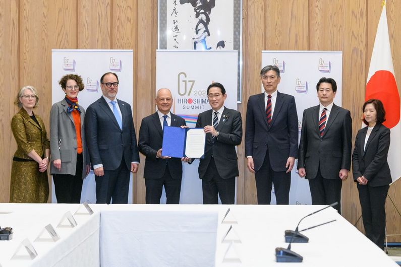 Des dirigeants d’universités membres de l’Alliance U7+ à l’Université Keio, au Japon, en compagnie du premier ministre japonais, Fumio Kishida