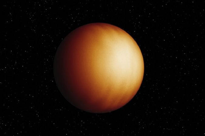 WASP-18 b, qu'on voit dans une illustration artistique, est une exoplanète géante gazeuse 10 fois plus massive que Jupiter et qui fait le tour de son étoile en seulement 23 heures.