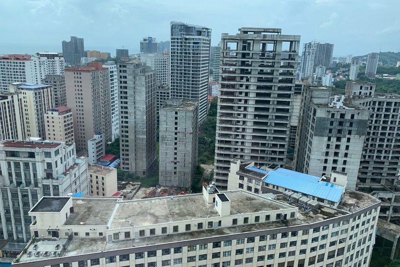 La pandémie de COVID-19 a fortement freiné les investissements chinois à Sihanoukville, laissant derrière elle plusieurs centaines de bâtiments inachevés.