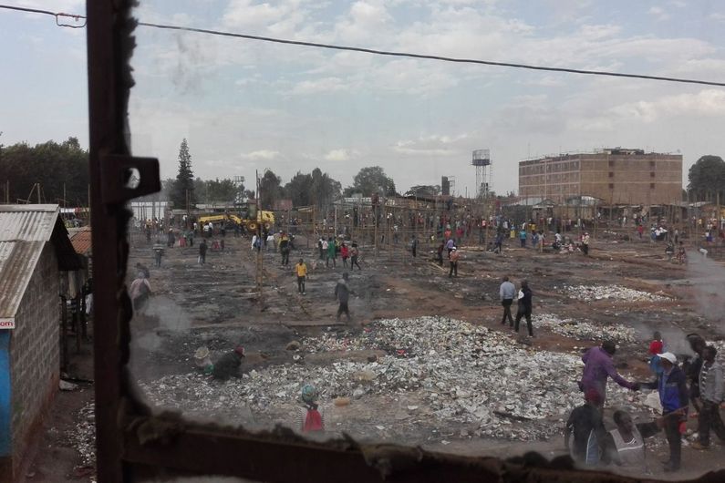 La professeure d'architecture Georgia Cardosi et Zy St-Pierre Bourdelais, un de ses étudiants, ont été témoins des ravages causés par l'incendie survenu le 11 juin dans le bidonville de Kibera, au Kenya. Le Toi Market, source de subsistance pour la majorité des familles, a été réduit en cendres.