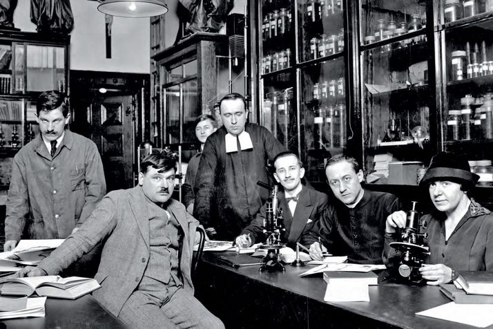 Les chercheurs du laboratoire de botanique de l’UdeM, en février 1926. Le frère Marie-Victorin est debout au milieu.
