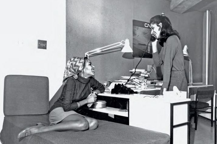 Deux étudiantes discutent dans une chambre de la résidence des filles, le 9 novembre 1968.