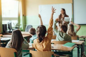 L'ouvrage comprend 35 chapitres de quelques pages, rédigés de façon simple, qui évoquent les risques de la réforme proposée par le ministre Drainville, en plus de traiter de gouvernance et données probantes, de réussite scolaire, de gestion des classes et, plus globalement, de la recherche en éducation.