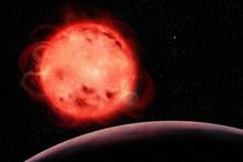 Cette représentation artistique de l'étoile naine rouge TRAPPIST-1 met en évidence sa nature très active: l'étoile semble avoir de nombreuses taches stellaires et des éruptions. Visible au premier plan, l'exoplanète TRAPPIST-1 b, la planète la plus proche de l'étoile, est sans atmosphère apparente.