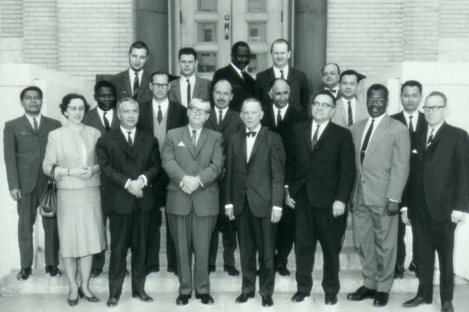 Professeurs, administrateurs et étudiants de l’École d’hygiène, en 1965