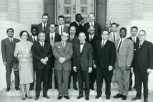 Professeurs, administrateurs et étudiants de l’École d’hygiène, en 1965.