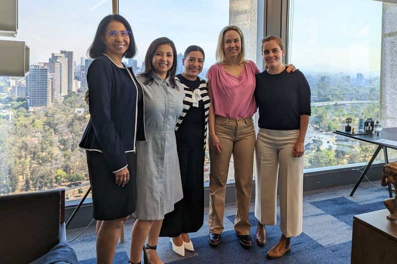 Photo taken during a visit by Université de Montréal representatives to FUNED's offices. From left to right: Michèle Glémaud, Director of Admissions and Recruitment at UdeM, and Samanta Penaloza, Head of Latin American Recruitment at the University; Mayra Vásquez Santos, Attaché for Educational Cooperation at the Quebec Delegation in Mexico City; María Elisa Rojas, Executive Director of FUNED; and Sofía Rodríguez Díaz, Director of Institutional Relations at FUNED.