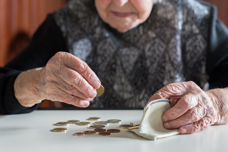 The study shows that a 1% decrease in the proportion of people with an income equivalent to 50% of the median income increases by 1% the chances of not developing dementia in the presence of Alzheimer's disease.