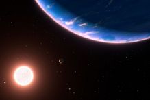Représentation artistique de l'exoplanète GJ 9827 d, la plus petite exoplanète qui a une atmosphère où de la vapeur d'eau a été détectée. Elle pourrait être un exemple de planète dotée d’une atmosphère riche en eau. D’un diamètre d’environ deux fois celui de la Terre seulement, la planète orbite autour de l'étoile naine rouge GJ 9827. Deux planètes plus proches de l’étoile sont à gauche. Les étoiles d’arrière-plan sont représentées telles qu’elles seraient vues à l’œil nu en regardant vers le Soleil. Le Soleil est trop faible pour être visible de ce système.