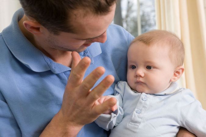 Given the benefits for language development and memory, Audrey Delcenserie encourages parents to learn and expose their deaf child to sign language even if the child will receive a cochlear implant.