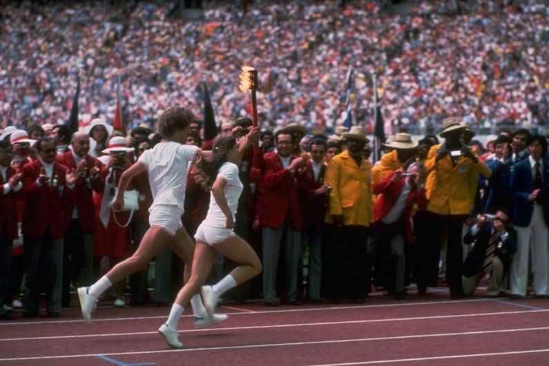 Les derniers relayeurs, Stéphane Préfontaine et Sandra Henderson, dans le Stade olympique de Montréal à la cérémonie d’ouverture des JO de 1976