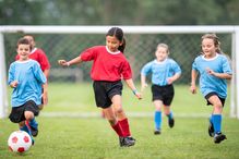 Selon la nouvelle étude de Linda Pagani, les enfants qui pratiquent régulièrement un sport sont plus susceptibles d’obtenir de meilleures notes et moins sujets à abandonner l’école en dernière année de secondaire par rapport à ceux qui ne font que peu ou pas de sport.