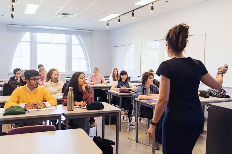 Le programme inclura des discussions sur la démocratie, l'influence des médias sociaux et la justice sociale. L'étude de ces sujets actuels vise à préparer les élèves à devenir des citoyens informés et critiques.