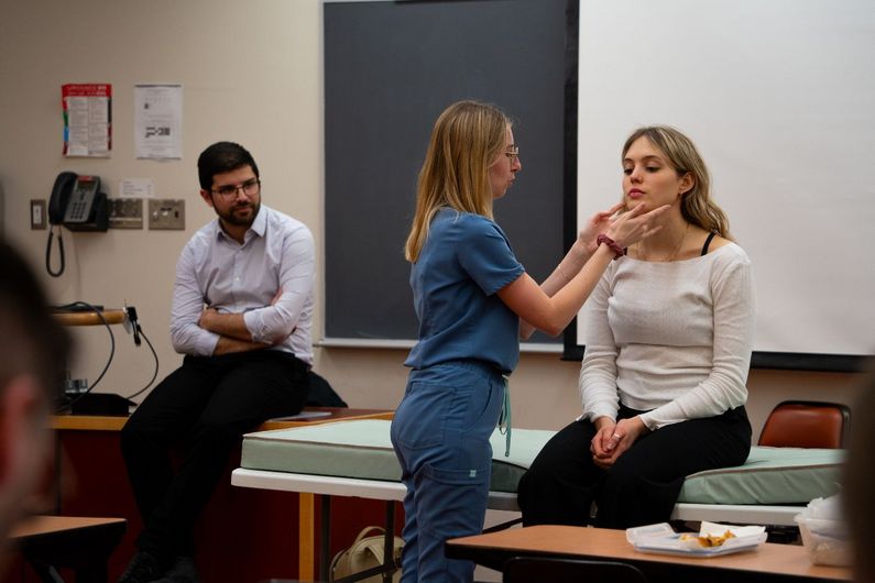 Atelier de gastroentérologie en février 2024. Avec le Dr Baalbaki, résident en médecine interne, et la Dre Désilets, résidente en hématologie-oncologie, et Léa Melançon, étudiante en médecine et responsable des ateliers d'examen physique au CDM.