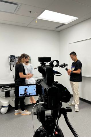 Tournage d’une vidéo au CHUM. Avec la Dre Rose-Marie Julien, résidente en médecine familiale, Cédric Pek, étudiant en médecine, et Alexandre Rivard, étudiant en médecine. 