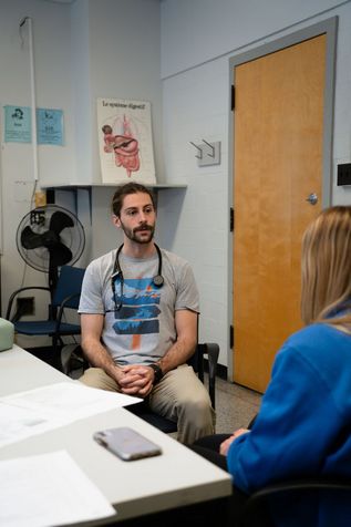 Alexandre Rivard, étudiant en médecine, à l’atelier de simulation de l’ECOS en décembre 2023.