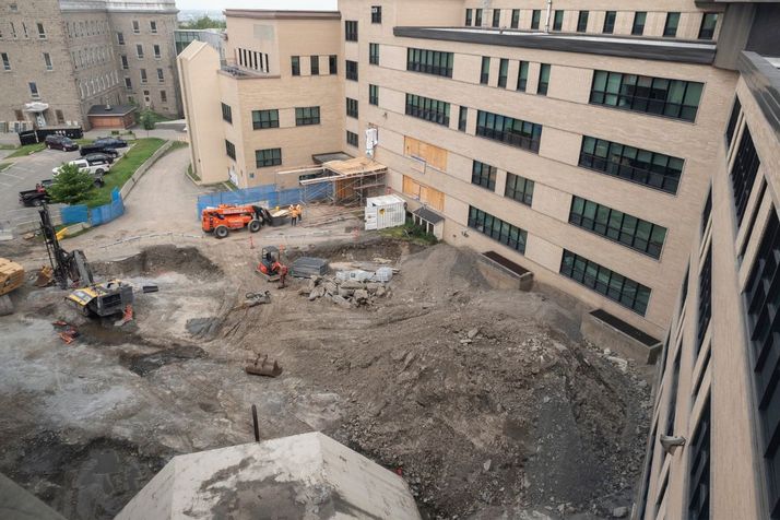 Pavillon Marie-Victorin: aménagement de la cour arrière du futur centre de la petite enfance