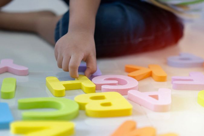 Les enfants autistes montrent un intérêt pour les lettres et les chiffres à travers des activités solitaires.