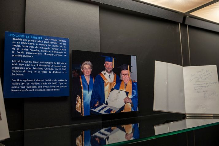 Accompagné de sa marraine, Monique C. Cormier, et du recteur de l’Université de Montréal, Luc Vinet, Alain Rey, à droite, tient dans ses mains l’épitoge qui témoigne du doctorat honoris causa qui vient de lui être décerné au terme de la 3e Journée québécoise des dictionnaires, à Québec, le vendredi 4 avril 2008.