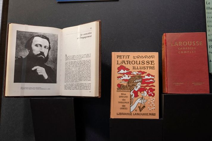 De gauche à droite: Pierre Larousse et son œuvre (1817-1875), 1975, le Petit Larousse illustré : nouveau dictionnaire encyclopédique, 2004. Fac-similé de 1906, ainsi que le Larousse canadien complet, 1954.