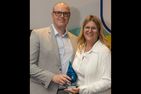 Francis Ménard, directeur général de la Fédération de natation du Québec, remet à Manon Simard, directrice générale du CEPSUM, le prix hommage posthume à Gilles Durocher pour son rôle de bâtisseur pour la natation au Québec.