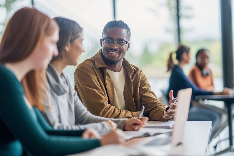 Ce programme est destiné aux personnes diplômées en droit ainsi qu’aux avocats et avocates et notaires membres de leurs ordres professionnels respectifs souhaitant se spécialiser dans cette branche de la discipline.