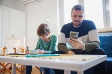 L’étude révèle qu’une utilisation accrue des téléphones par les parents est associée à une augmentation des symptômes d'inattention et d'hyperactivité chez les préadolescents au fil du temps.