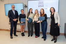 Les étudiantes Justine Benoit, Laury Côté, Léa Doan et Marguerite Picard avec le recteur, Daniel Jutras, et la doyenne de la Faculté des sciences de l’éducation, Ahlem Ammar