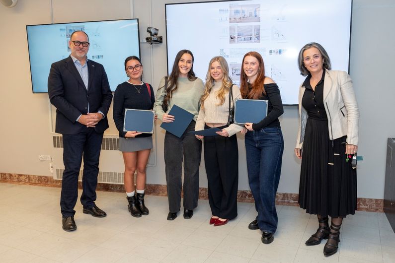 Les étudiantes Justine Benoit, Laury Côté, Léa Doan et Marguerite Picard avec le recteur, Daniel Jutras, et la doyenne de la Faculté des sciences de l’éducation, Ahlem Ammar