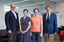 Daniel Jutras, recteur de l’Université de Montréal; les donateurs Angèle St-Pierre et Hugo Larochelle; et Frédéric Bouchard, doyen de la Faculté des arts et des sciences