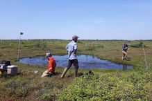 Julien Arsenault, Jean-François Lapierre et Émilie Jolin autour d’une mare naturelle de la tourbière Grande plée Bleue, à Lévis. Couvrant près de 1500 hectares (15 km carrés), cette tourbière est l’une des plus vastes et rares tourbières du sud du Québec encore à l’état naturel.