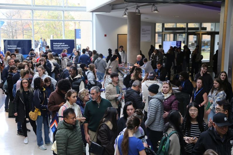 Les visiteurs ont arpenté le campus de la montagne en navette ou à pied pour découvrir un éventail de lieux et d’activités immersives: laboratoires, studios, salles de cours, simulations cliniques et bien plus.