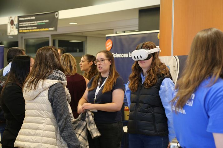 Plusieurs activités d'immersion étaient offertes aux kiosques d'information, dont la réalité virtuelle.