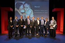 Sophie Fouron, animatrice du panel; Jacques L. Michaud, directeur de la recherche du CHU Sainte-Justine; Michael Pecho, vice-recteur aux relations avec les diplômés et à la philanthropie de l’UdeM; Louis Gagnon, chef de la direction d’Intact au Canada et coprésident de la campagne L’heure est brave; Patrick Cossette, doyen de la Faculté de médecine; Delphine Brodeur, PDG de la Fondation CHU Ste-Justine; Charles Brindamour, chef de la direction d’Intact Corporation financière; Dre Caroline Quach, pédiatre, microbiologiste-infectiologue et professeur titulaire; Dre Frédérique Le Roux, professeure titulaire.