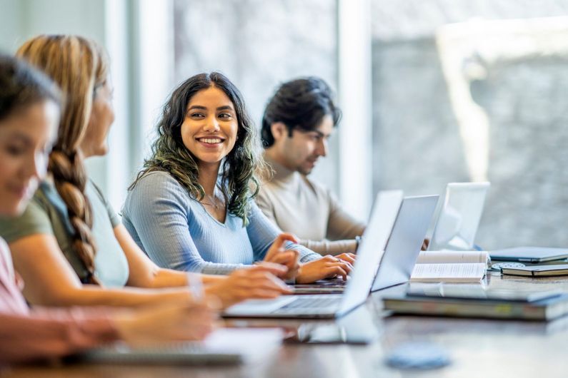 L’UdeM innove en offrant des cours pratiques en entrepreneuriat qui permettront à la communauté étudiante d’acquérir des compétences pour lancer leur projet d’affaires.