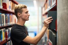 Ces bourses sont accordées annuellement grâce à la générosité d’anciens professeurs et professeures ou de leur famille, de personnes diplômées et de membres du personnel de l'EBSI.