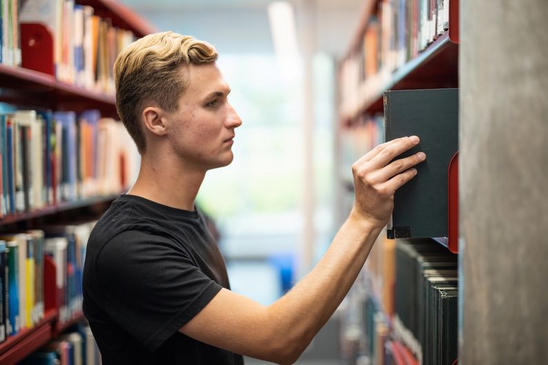 Ces bourses sont accordées annuellement grâce à la générosité d’anciens professeurs et professeures ou de leur famille, de personnes diplômées et de membres du personnel de l'EBSI.