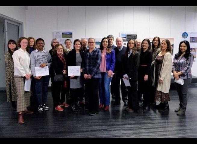 De gauche à droite: Mélina Cornejo, Adelaide Tracey, Elyse Boivin, Hanifah Agninkè Sanni, Lyne Da Sylva (directrice de l’EBSI), Nathalie Cartier (donatrice), Virginie Wenglenski, Julie Rainville, Michel Champagne (donateur), Louise Tremblay, Shahrazad Rahmé, Ian Beattie, Marcel Lajeunesse (donateur), Clotilde Long, Gilles Deschatelets (donateur), Ganaëlle Roberge, Lucie David, Josiane Ferron et Samar Kiamé.