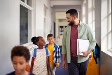 La Chaire a comme objet central les transformations de la profession enseignante entraînées par les politiques éducatives visant à assurer la disponibilité d’enseignantes et enseignants qualifiés en nombre suffisant.