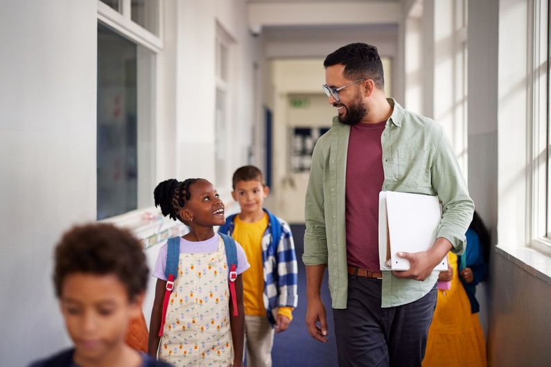 La Chaire a comme objet central les transformations de la profession enseignante entraînées par les politiques éducatives visant à assurer la disponibilité d’enseignantes et enseignants qualifiés en nombre suffisant.